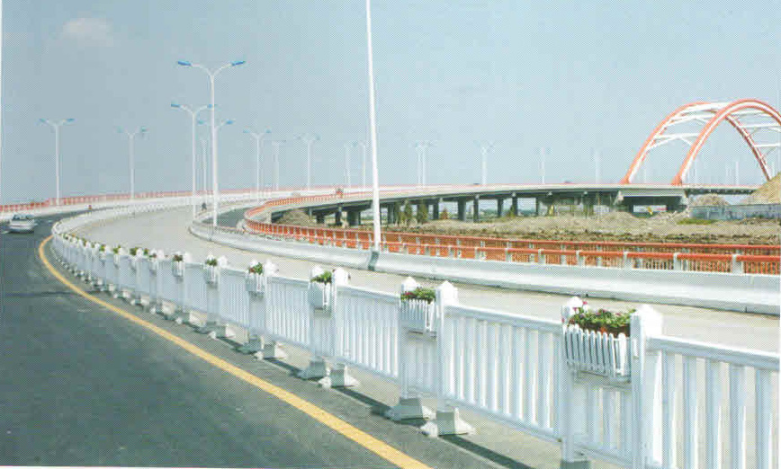 道路护栏清洗车清洁道路护栏的必要性